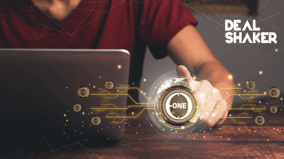 Uma pessoa está usando um laptop com uma sobreposição de rede digital e as palavras "Deal Shaker" nele. Isso sugere inovações futuras na tecnologia DSP para informações de janeiro de 2024.