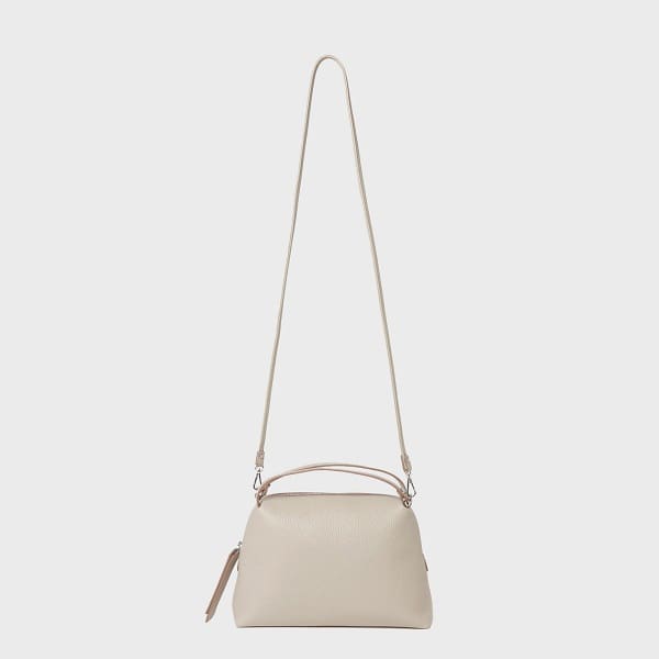 A bolsa crossbody GIANNI CHIARINI ALIFA em couro bege italiano apresenta um design minimalista, alças ajustáveis, alças curtas e um top com zíper.