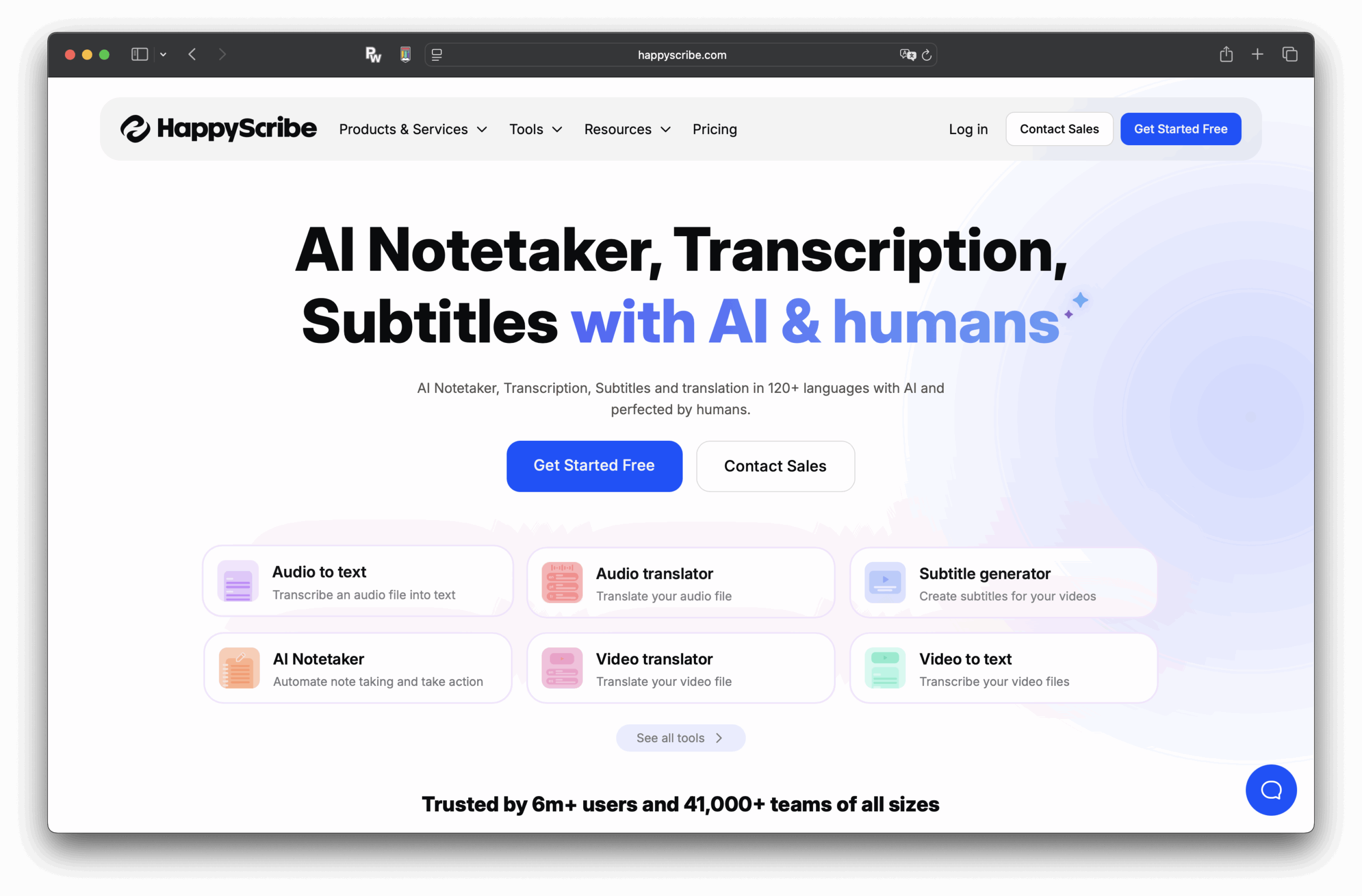 Captura de ecrã da página inicial do HappyScribe. Verá opções para tomada de notas, transcrição e legendagem alimentadas por IA, juntamente com um botão de iniciar e um botão de contacto de vendas. O cabeçalho enfatiza a colaboração entre IA e humanos.