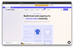 A página inicial do site da Wisernotify apresenta um título sobre construção de confiança e melhoria das vendas, um menu de navegação no topo, uma imagem de produto com camisa azul e um gráfico da loja online.